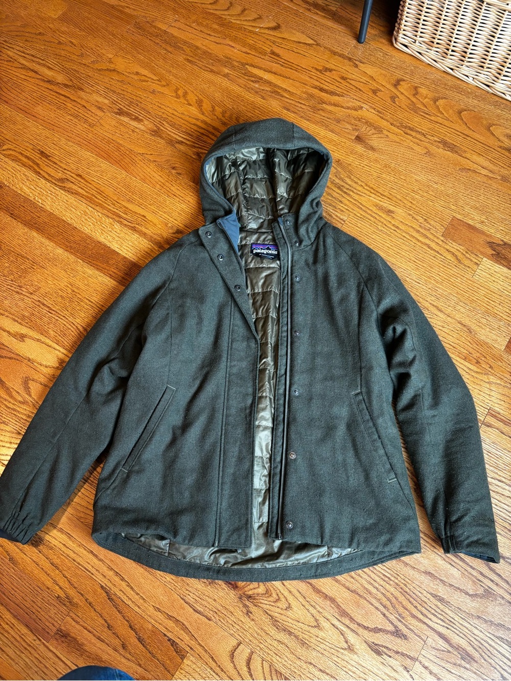 Patagonia Women’s Wool & Puffy M Jacket in Olive Green